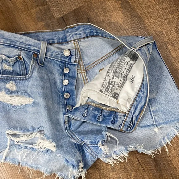 VINTAGE LEVI’S 501 PREMIUM CUT OFF DISTRESSED JEAN SHORTS FESTIVAL DAISY DUKES - Picture 4 of 7